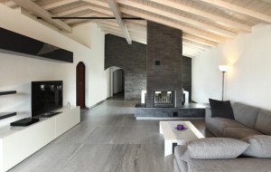 Woonboerderij waar het plafond in net een warmer kleur is geschilderd. 