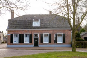 Dit vooroorlogse pand voorzien van schilderwerk.