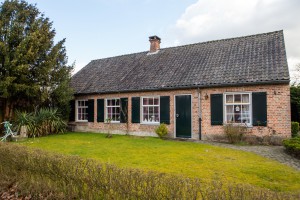 Kozijnen van deze woonboerderij in Veghel geschilderd.