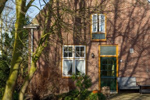 Kozijnen en deur geschilderd in wit, oker en groen. Deze kleuren combinatie geeft een mooie traditionele uitstraling aan je huis.