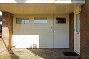 Garagedeuren geschilderd.