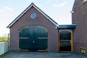 Groene poort met okergeel.