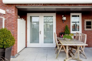 Achterterras woning geschilderd in het wit.